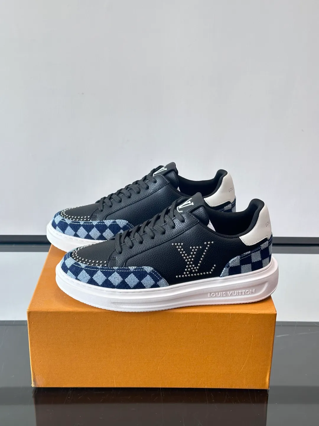Men's shoes 💰p400 "＊OUIS ＊UITTO＊" new men's casual shoes, made of cowhide material, breathable and comfortable! The upper has the classic LV logo, and the sole is made of T men's shoes 💰pU material, which is wear-resistant and has strong grip. The blue and white color scheme + checkerboard details are fresh and have a street feel. It is very suitable for spring and summer. It can be easily used for daily commuting and leisure. It is very fashionable to wear with shorts, T-shirts or jeans. It is both fashionable and practical. size：38-44